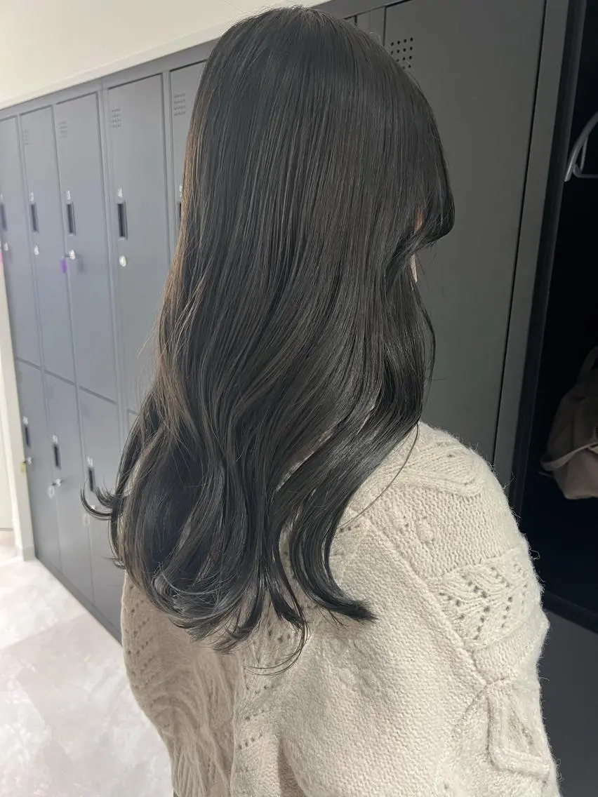 セミロング カラー 暗髪カラー🫐パーマ おくだりんかのヘアスタイル