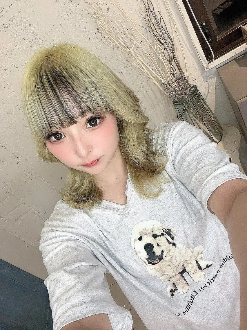 セミロング カラー 透明感ハイトーン🦄 キラ🌈のヘアスタイル