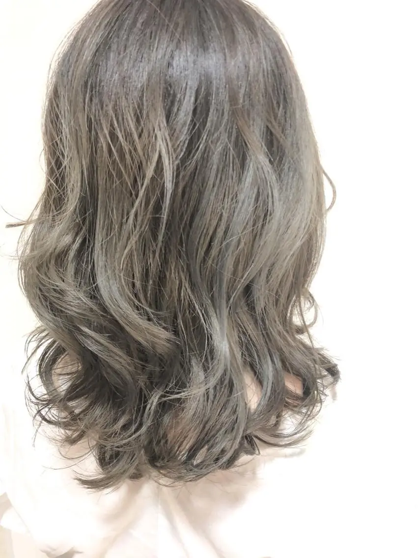 セミロング ハイライト ヘアカラー トリートメント 松佐 ゆかりのヘアスタイル