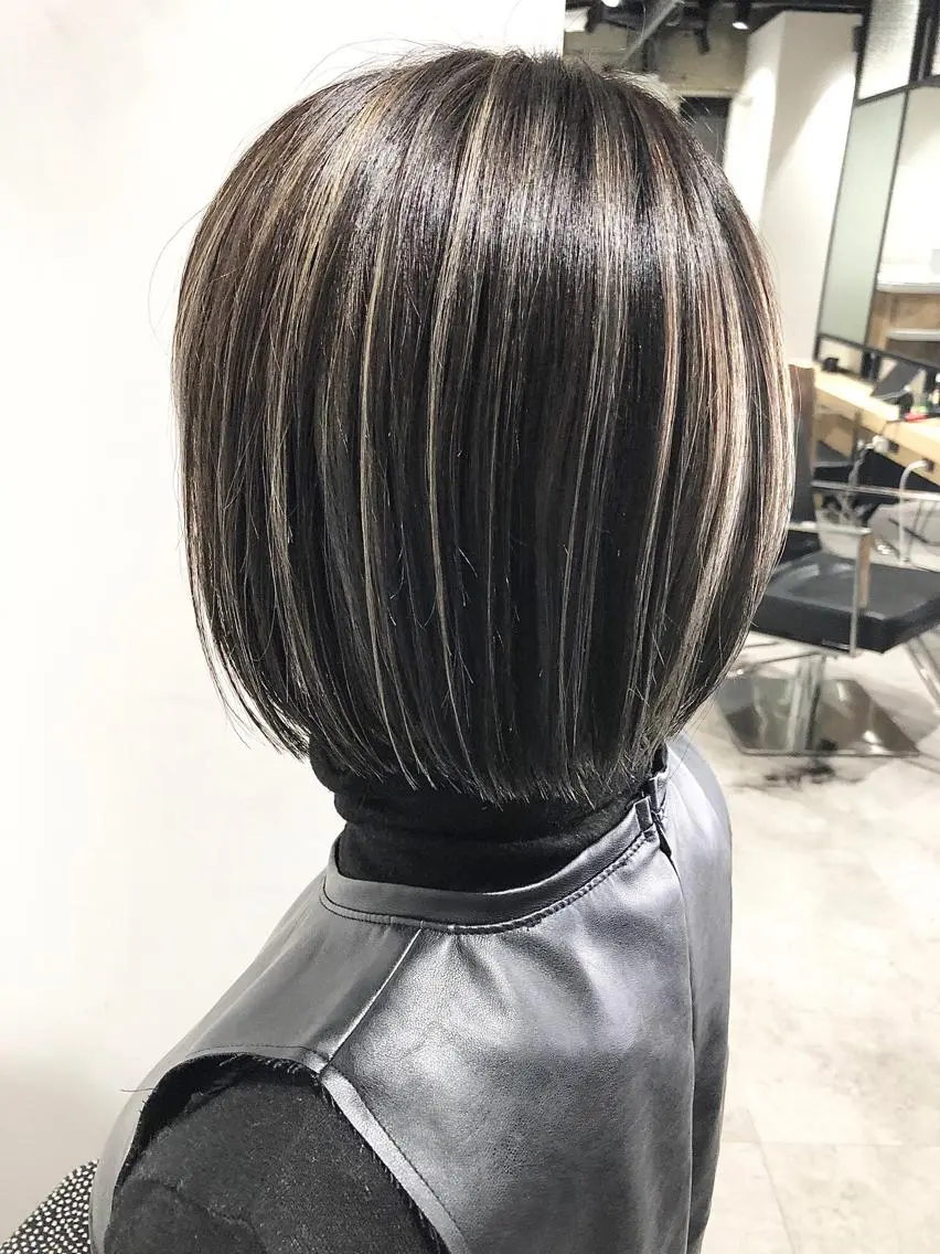 ショート 白髪ぼかしハイライト バレイヤージュヤマトのヘアスタイル