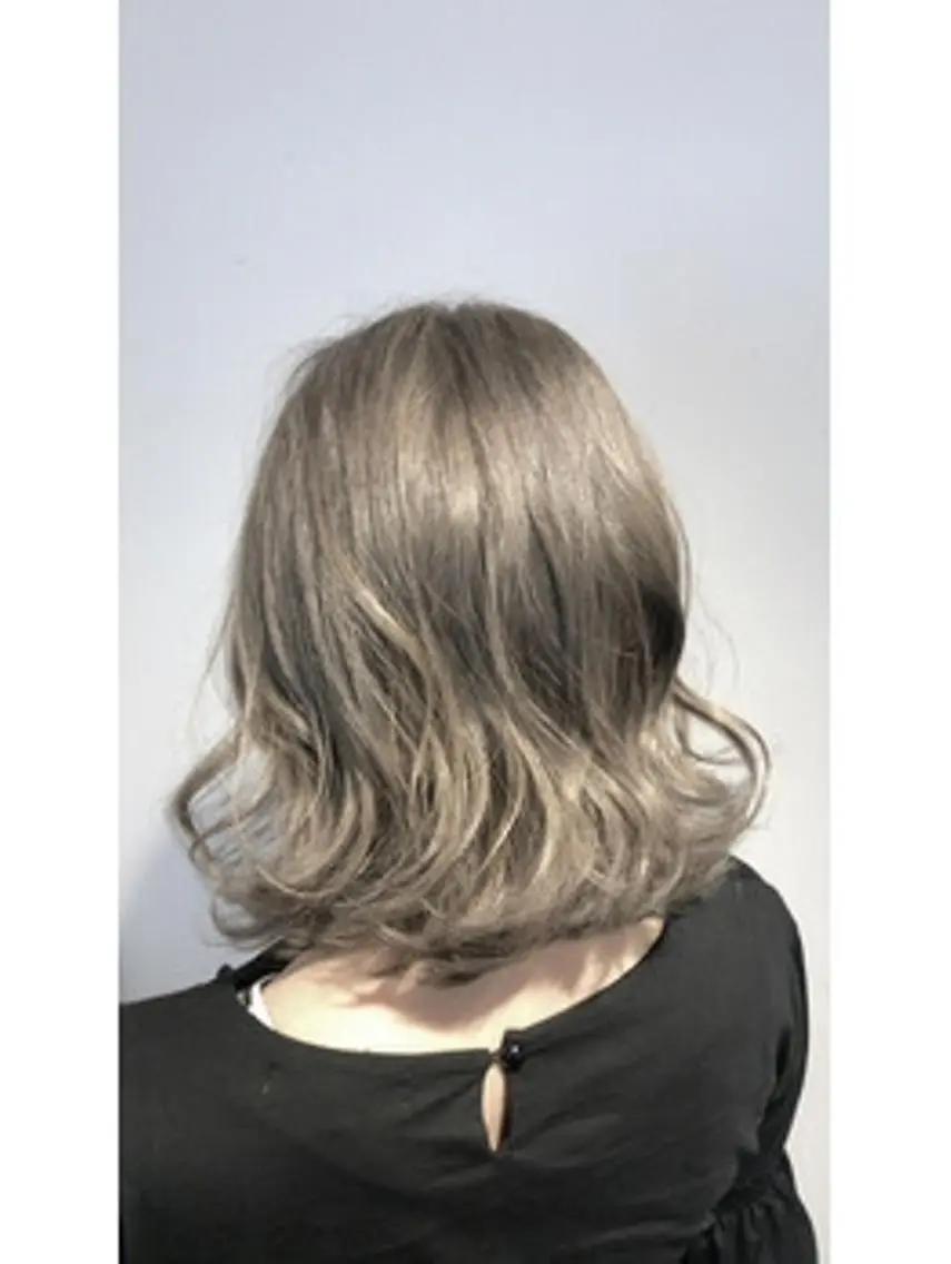 ミディアム 冨岡 千尋のヘアスタイル