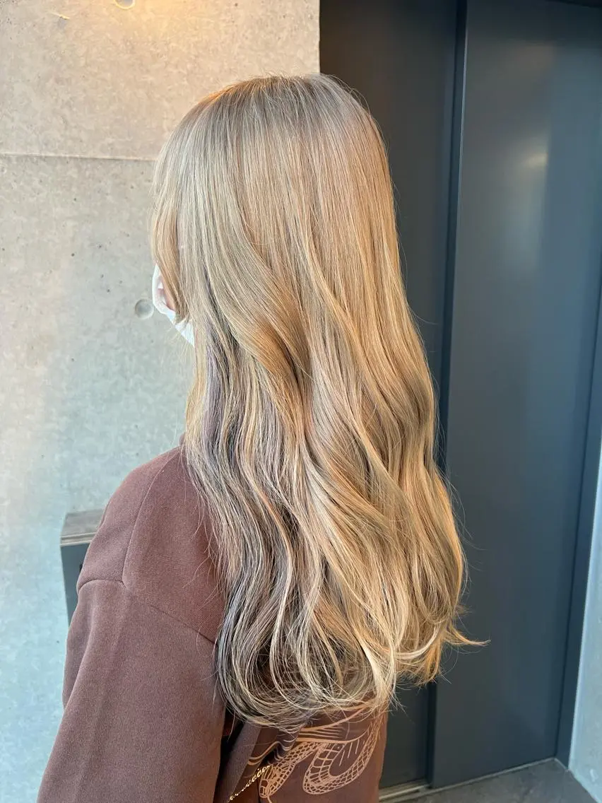 ロング カラー シールエクステ アディクシーカラー アッシュ バレイヤージュ ベージュカラー ヘアカラー 吉野 瑳桜のヘアスタイル