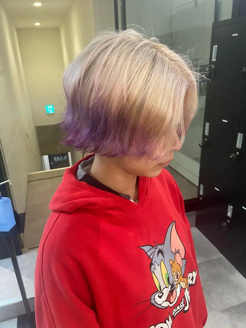 ショート カラー ブロンド バイオレットカラー ホワイトブロンド ヘアカラー トリートメント ウルフカット レイヤーカット上柿のヘアスタイル