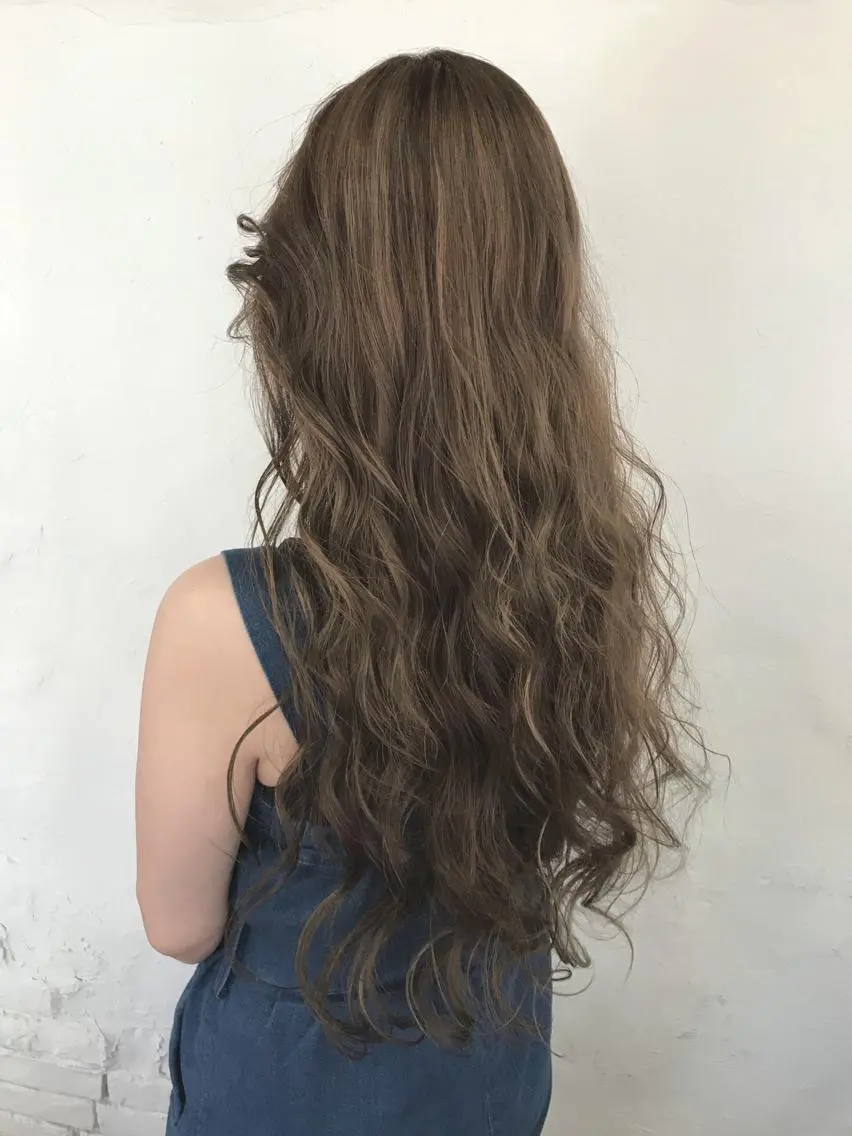 ロング カラー バレイヤージュ グレージュ ハイライトカラー 外国人風カラー ハイライト 伊藤 優希のヘアスタイル