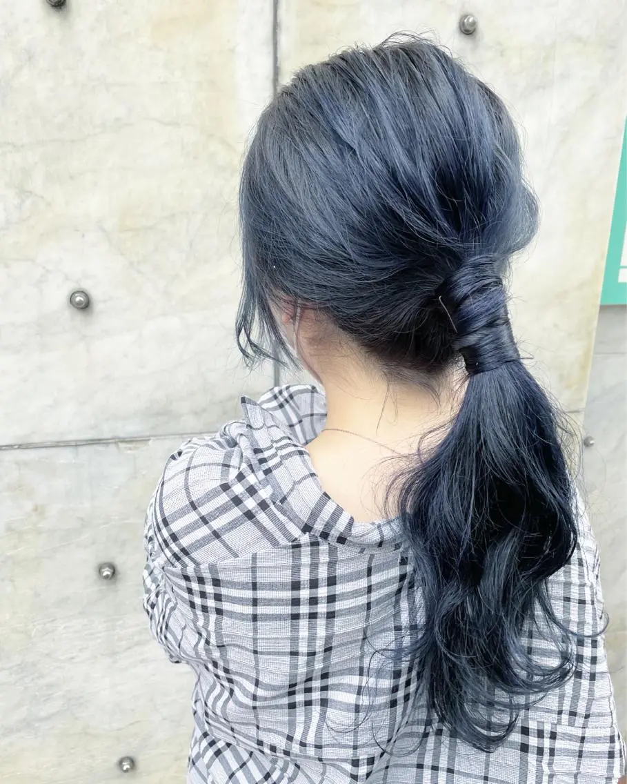 ロング カラー 黒髪 ブルーカラー ブルーブラック RU RIのヘアスタイル