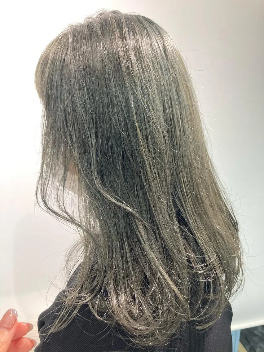 ロング アッシュ 佐伯 和佳のヘアスタイル