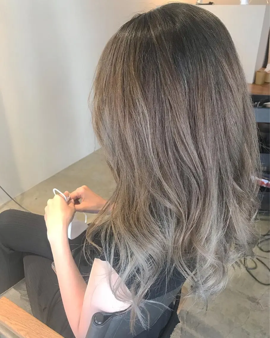 セミロング カラー アッシュ ブリーチ ケアブリーチ ハイライトカラー ハイライト RHAIRSALON 西山梓のヘアスタイル