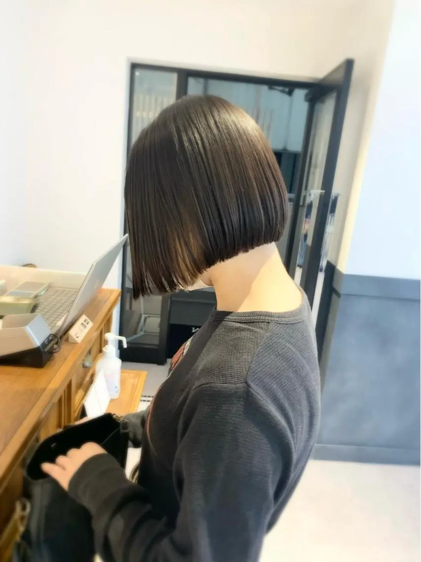 ミディアム カラー パーマ ヘアアレンジ メンズ キッズ ネイル マツエク・マツパ アイブロウ レイヤーカット／ 巻ける縮毛矯正のヘアスタイル