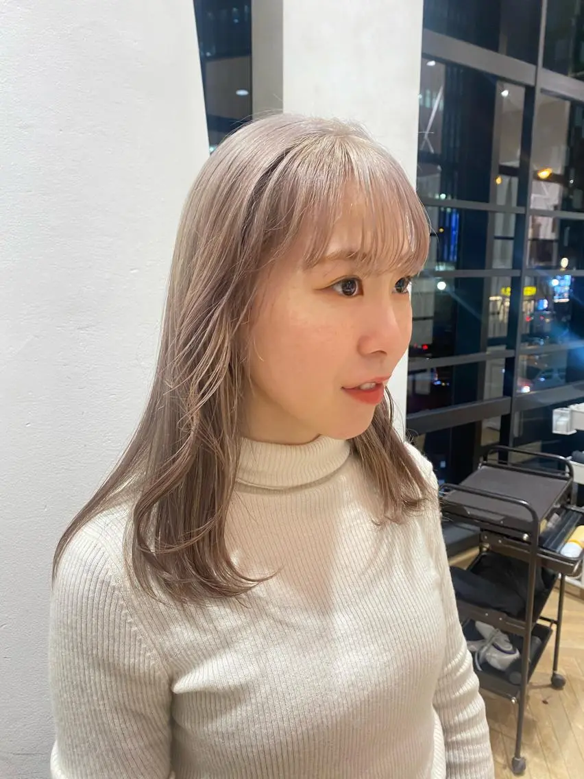 ミディアム カラー ブリーチ グレージュ 増井 彩乃のヘアスタイル