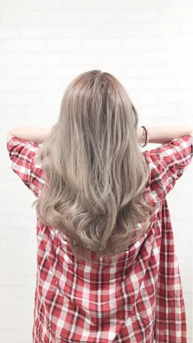 ロング アッシュ ヘアカラー Selene hair OSAKAのヘアスタイル