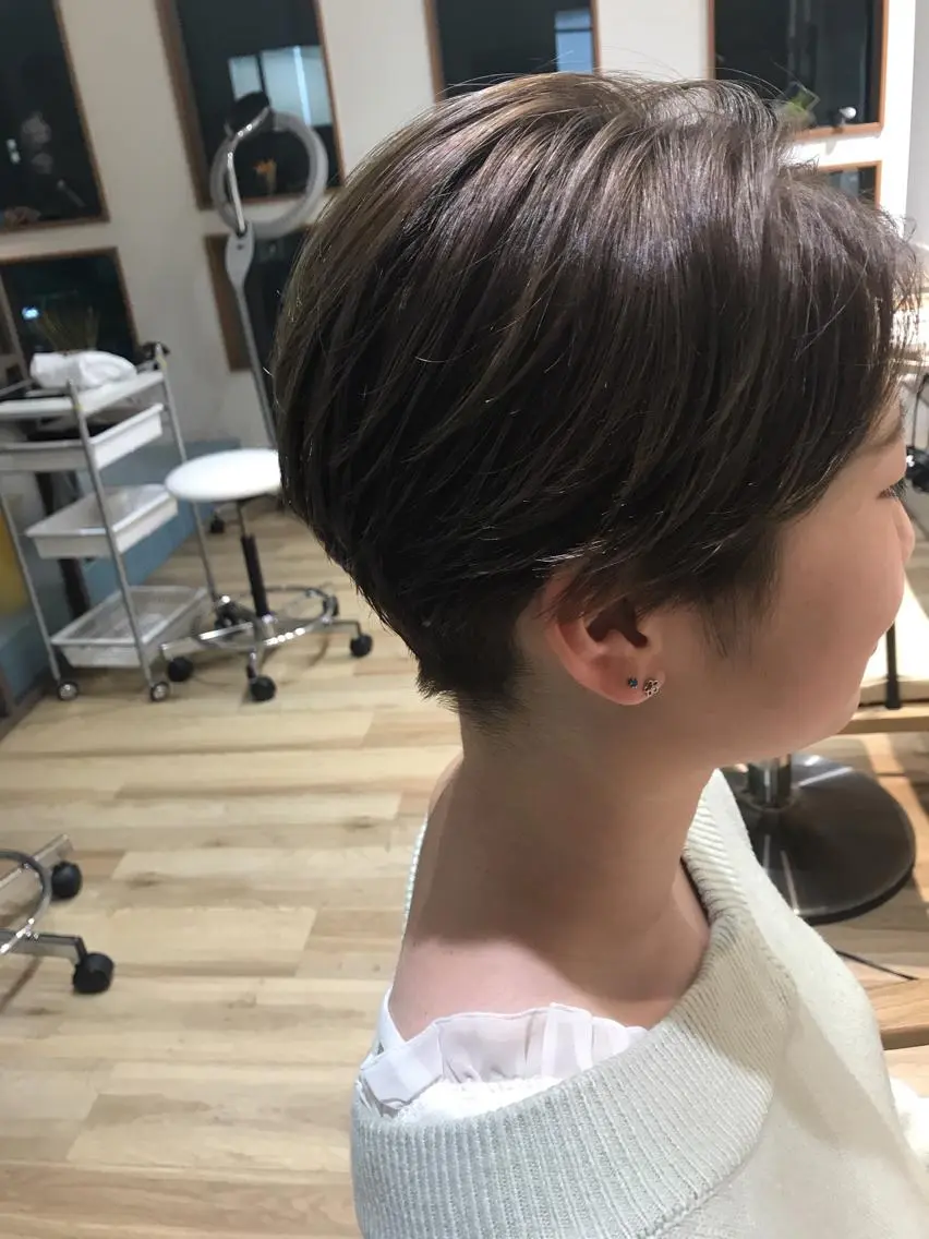 ショート カラー グレージュ ハイライトカラー カーキグレージュ ハイライト ヘアカラー 稲荷 友美のヘアスタイル