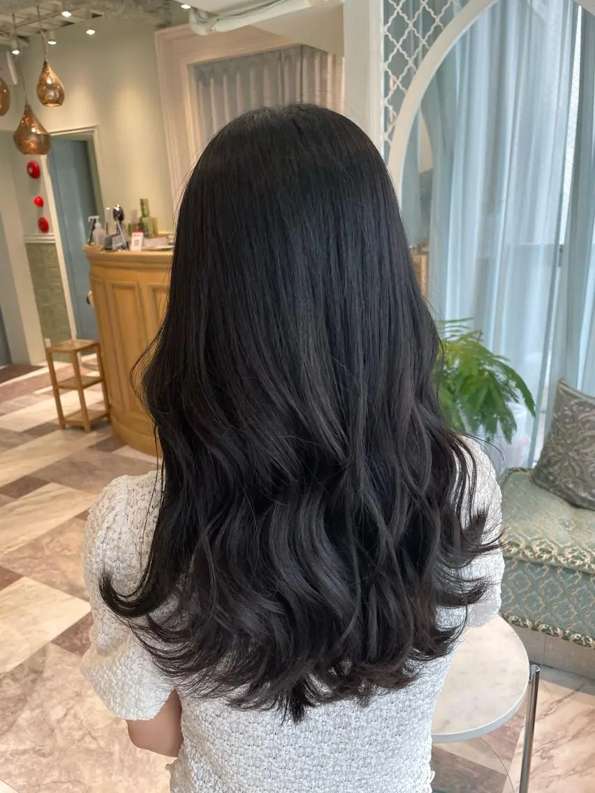 カラー 黒髪 ブルーカラー ブルーブラック ヘアカラー トリートメント 木屋元一/透明感 /前髪/レイヤーのヘアスタイル