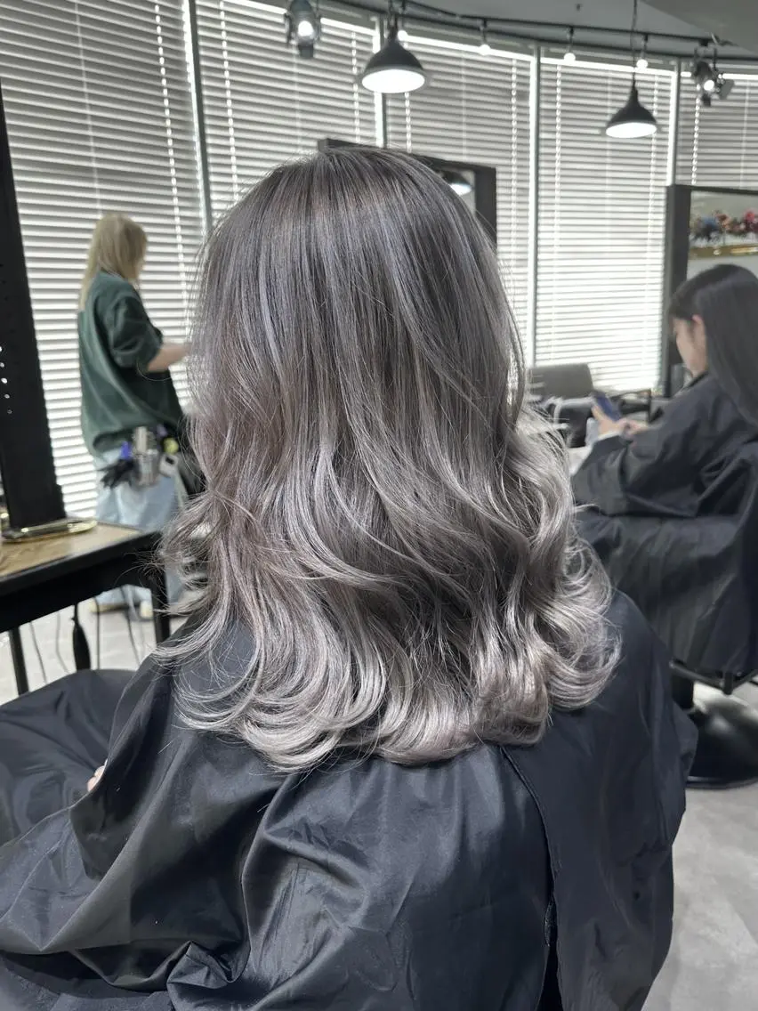 ミディアム レイヤーカット 山影✨バレイヤージュ ハイライト✨メンズ◎のヘアスタイル