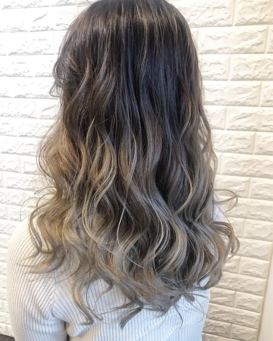 セミロング カラー グラデーションカラー グレージュ シルバー シルバーグレージュ 西本 夏美のヘアスタイル