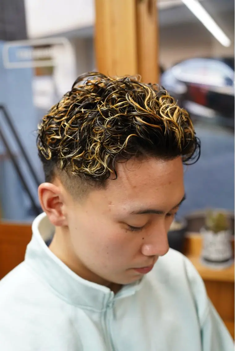 カラー パーマ メンズ メンズメッシュ メンズパーマ メッシュ 関 晃哉のヘアスタイル