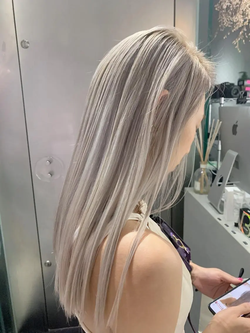ロング カラー mao/天神ブリーチ ハイトーンカラーのヘアスタイル