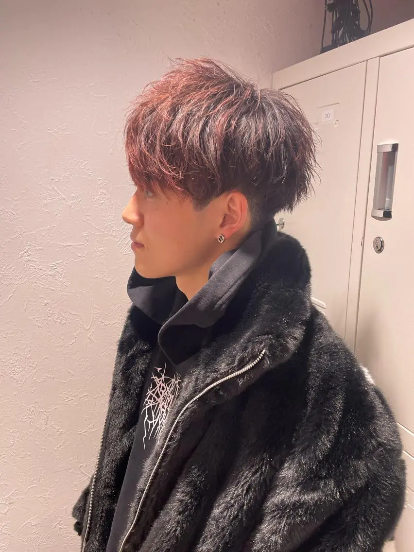 ショート カラー パーマ ヘアアレンジ メンズ キッズ ネイル マツエク・マツパ マッシュ ツーブロック 赤色 ヘアカラー トリートメント ヘッドスパ ヘアセット スパイキー/フェザー /波巻き/かいとのヘアスタイル