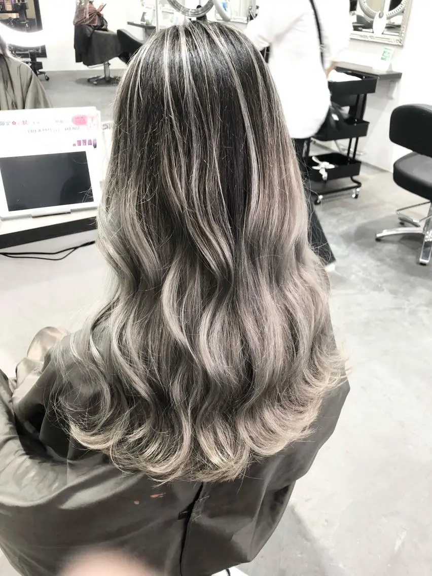 セミロング カラー LOOP hairのヘアスタイル
