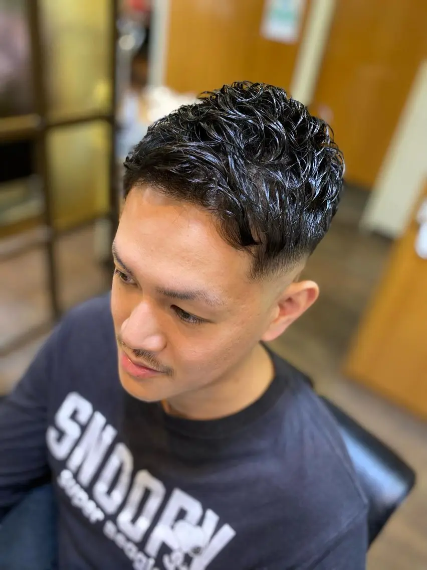 ショート パーマ メンズ フェードカット メンズパーマ スキンフェード カット パーマ メンズカット kimotoのヘアスタイル