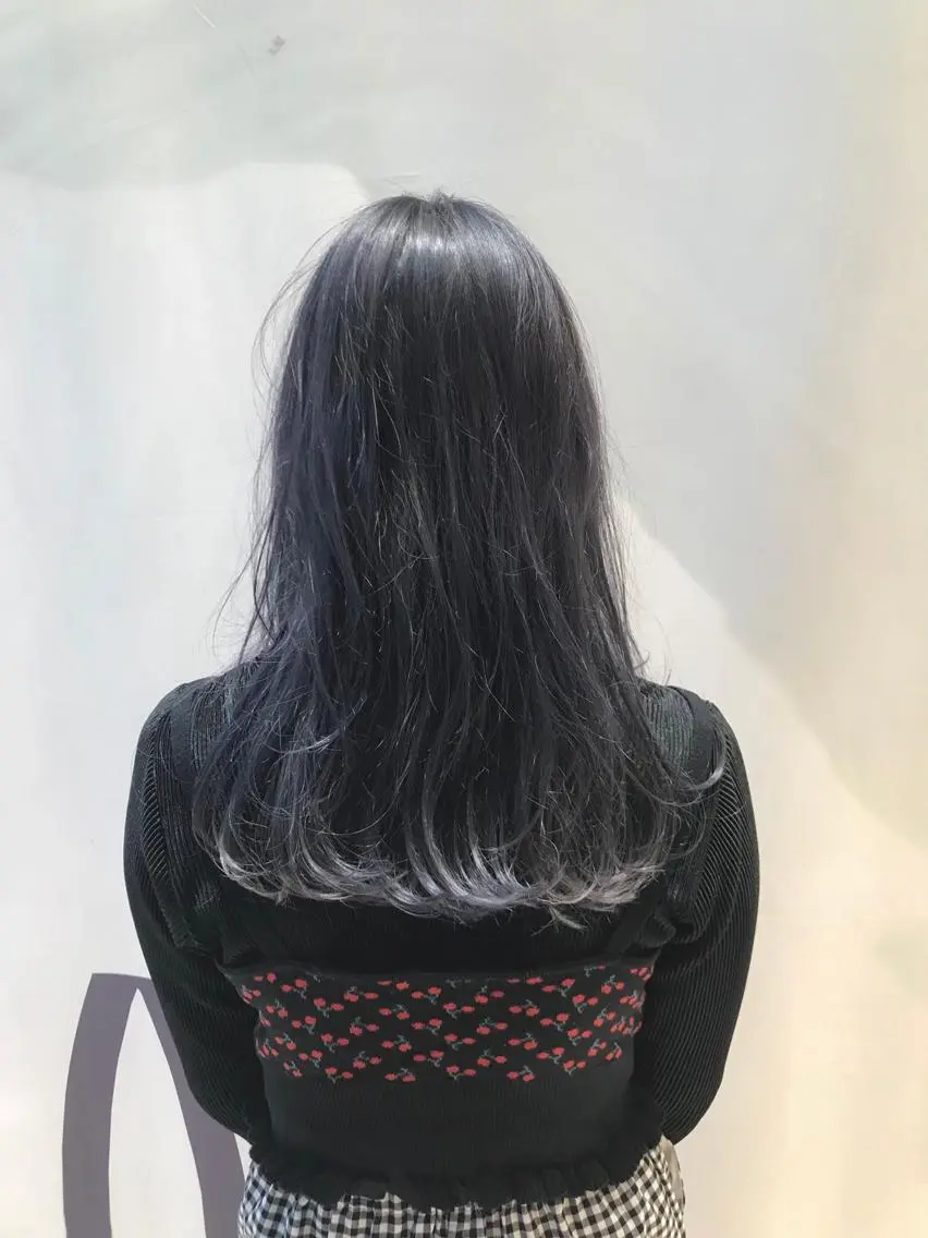 ミディアム カラー ブリーチ ブルーカラー ハイトーンカラー シルバー 甲斐 敢のヘアスタイル