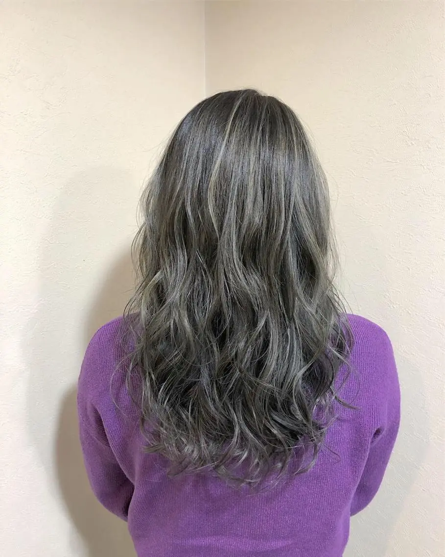 ロング ハイライト ヤマグチ ヒカルのヘアスタイル