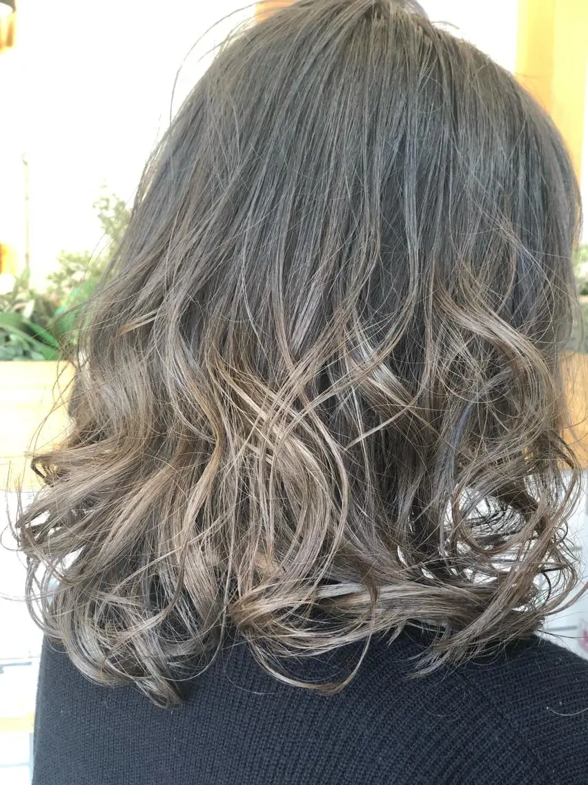 ミディアム カラー パーマ ヘアアレンジ アディクシーカラー アッシュ ブリーチ グラデーションカラー イルミナカラー 鳴海 悠のその他イメージ