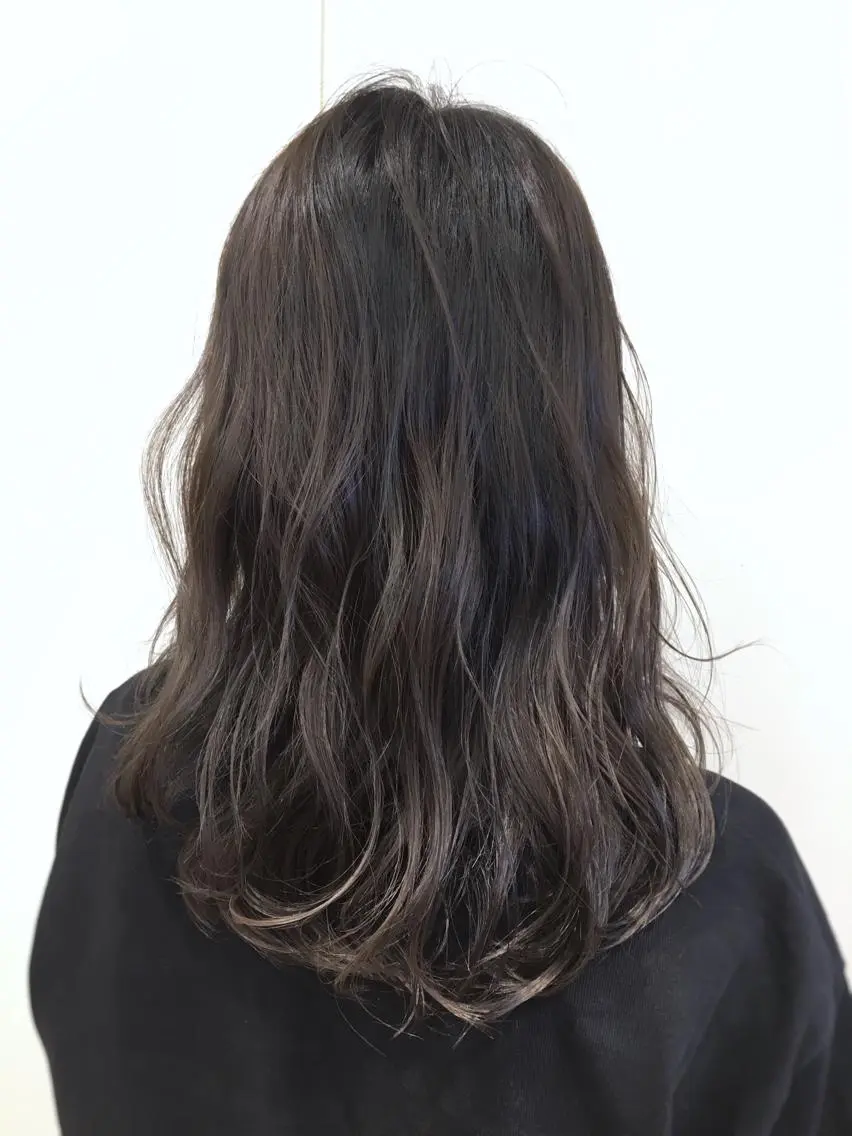 セミロング カラー グレージュ ケアブリーチ 坪井佑樹のヘアスタイル