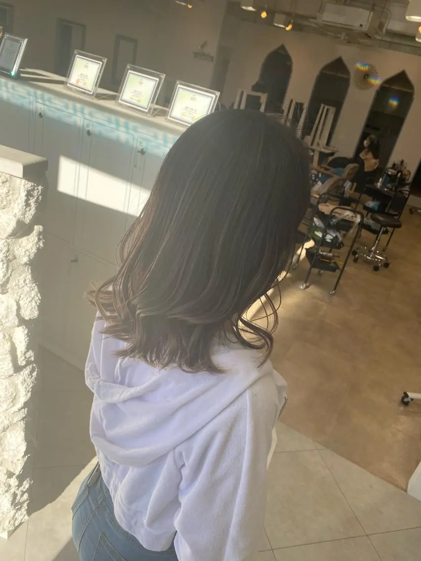 セミロング カラー ヘアカラー トリートメント 饒平名 知也のヘアスタイル