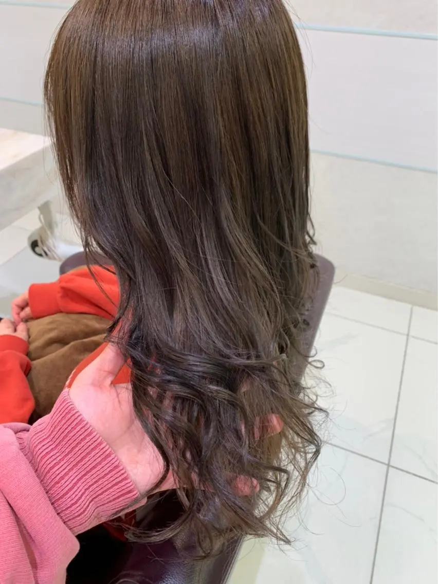 ロング カラー パーマ ヘアアレンジ ヘアカラー トリートメント ハイトーンカラー🤍 山下 優華のヘアスタイル