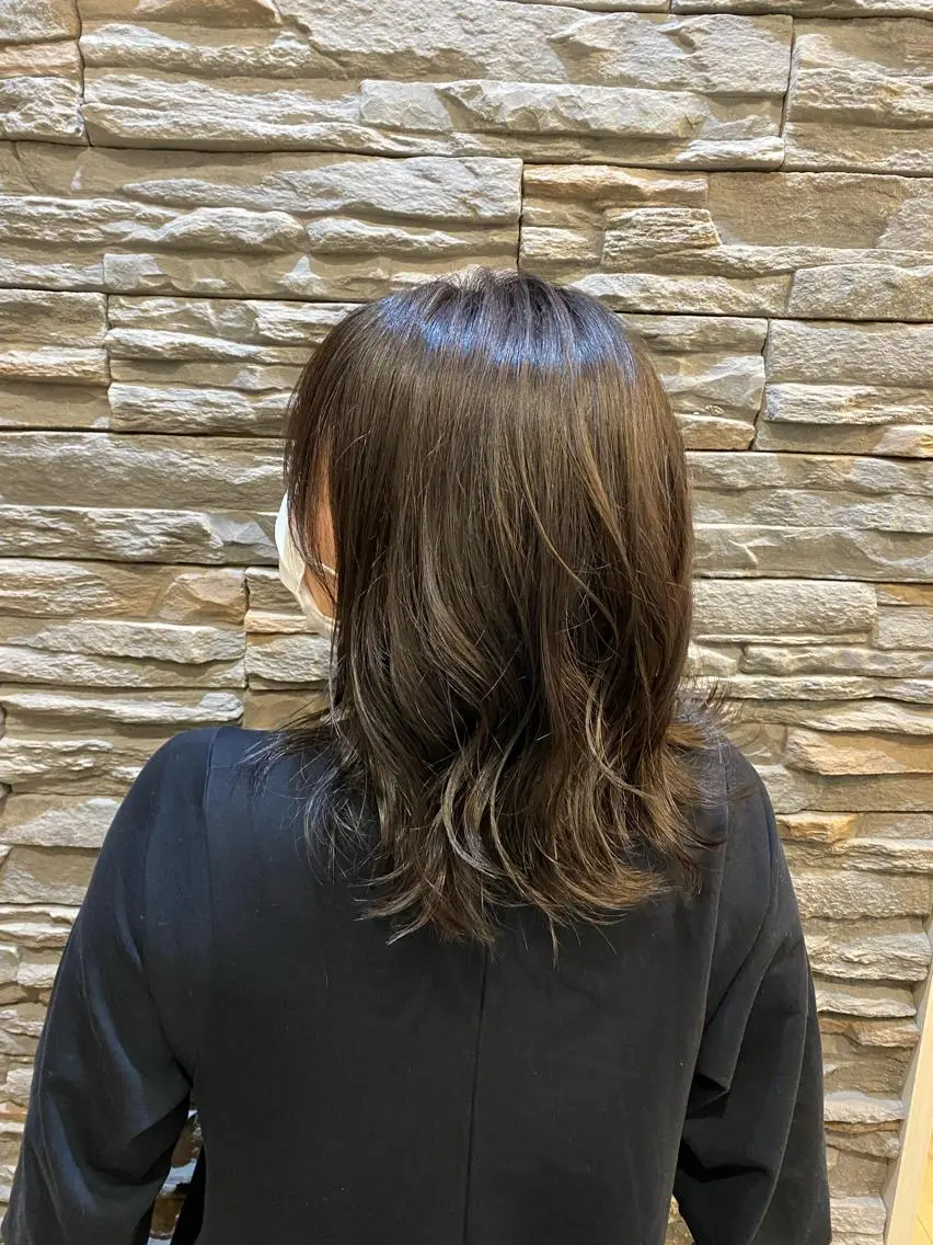 セミロング カラー 山浦 貴恵のヘアスタイル