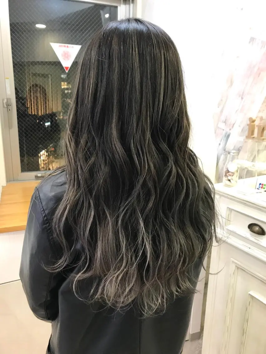 セミロング カラー 艶髪🫧髪質改善 縮毛矯正✨影山湧市のヘアスタイル
