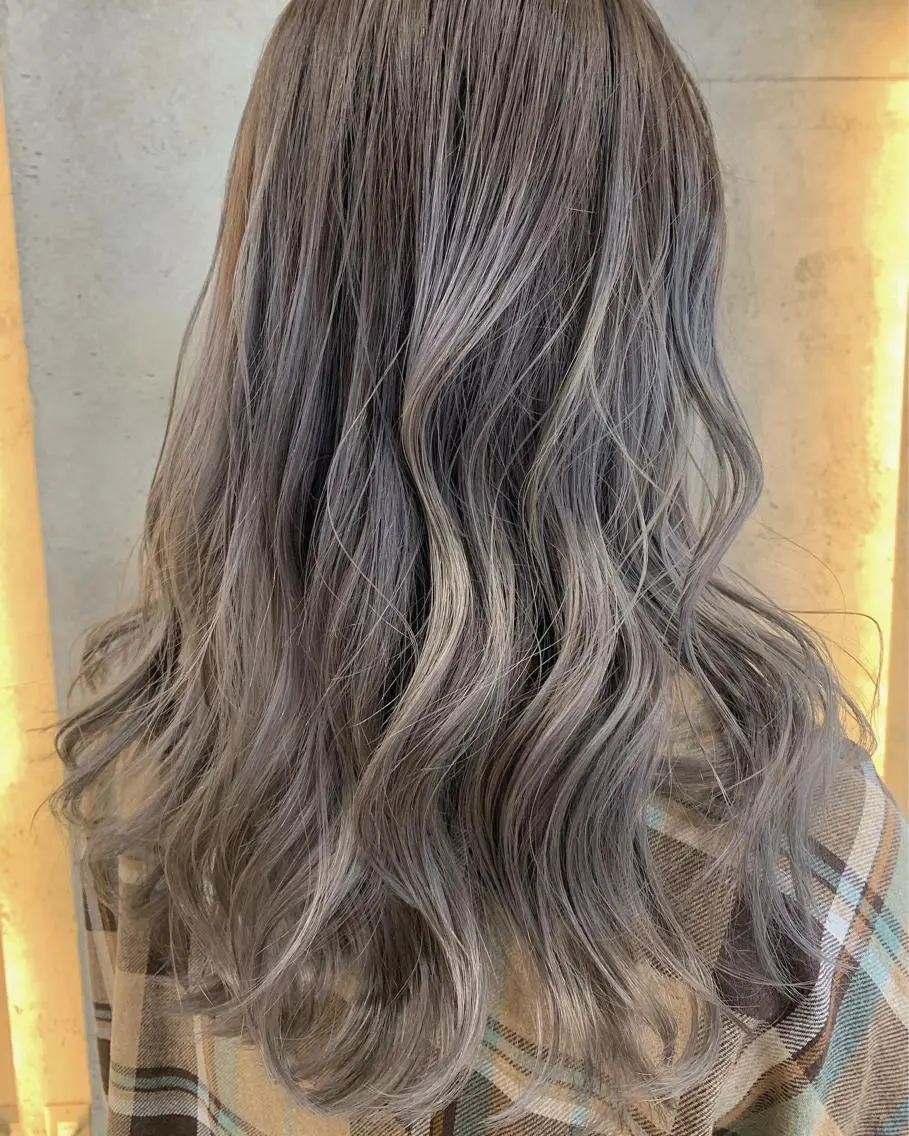 ロング カラー グレージュ にった みずきのヘアスタイル