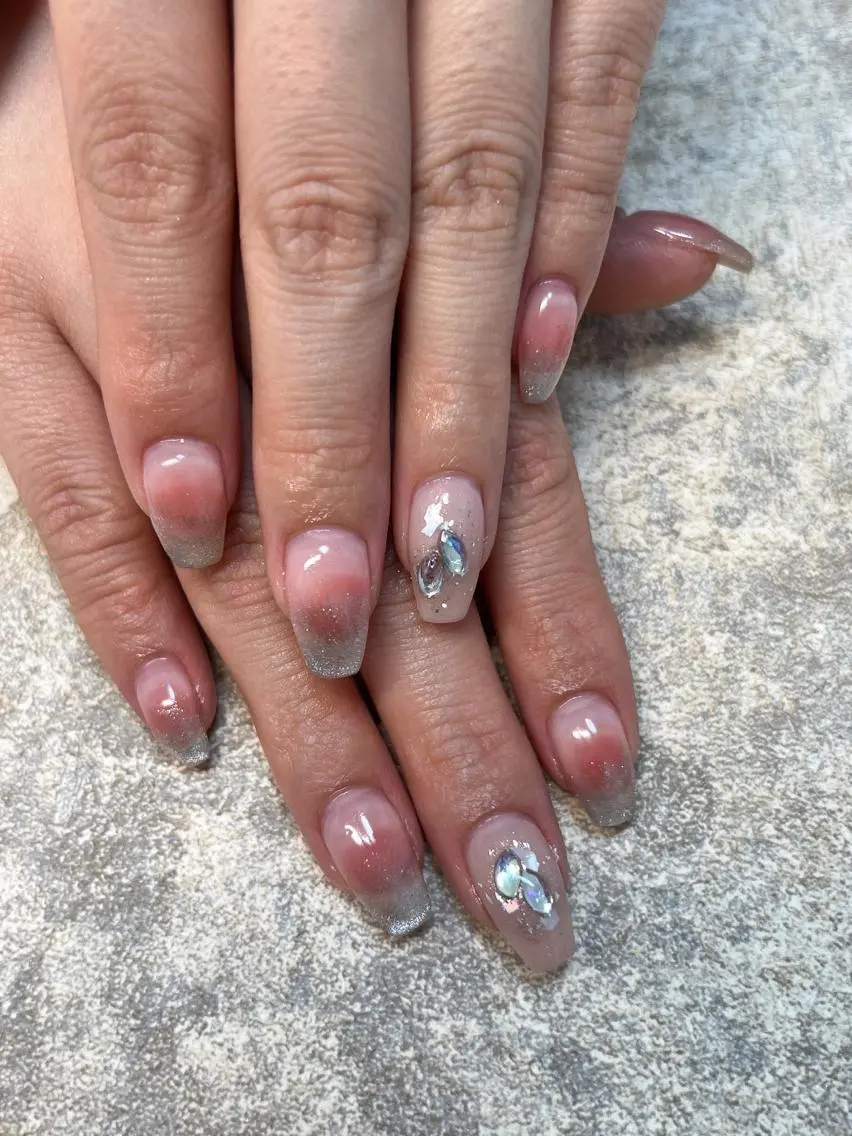 ネイル チークネイル グラデーション coco nailのネイルデザイン