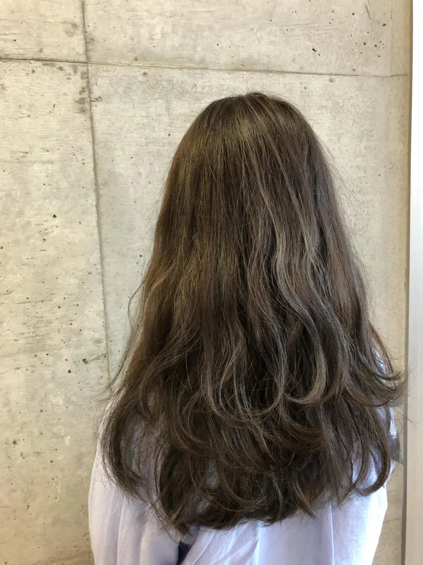 ロング カラー グレージュ ハイライトカラー ハイライト 大栗 佑也  髪質改善のヘアスタイル