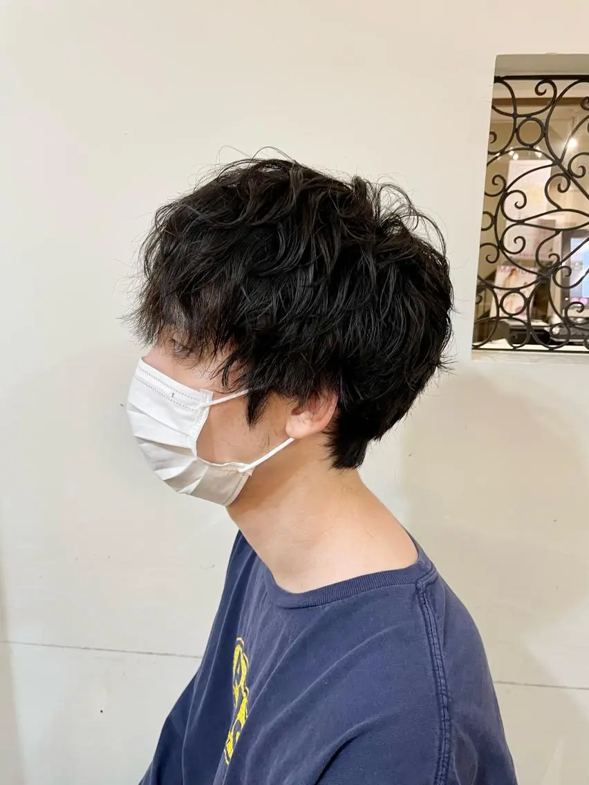 ミディアム パーマ メンズ ミディアムパーマ メンズパーマ スパイラルパーマ 西宮ハイトーンカラー ひらり💜のヘアスタイル