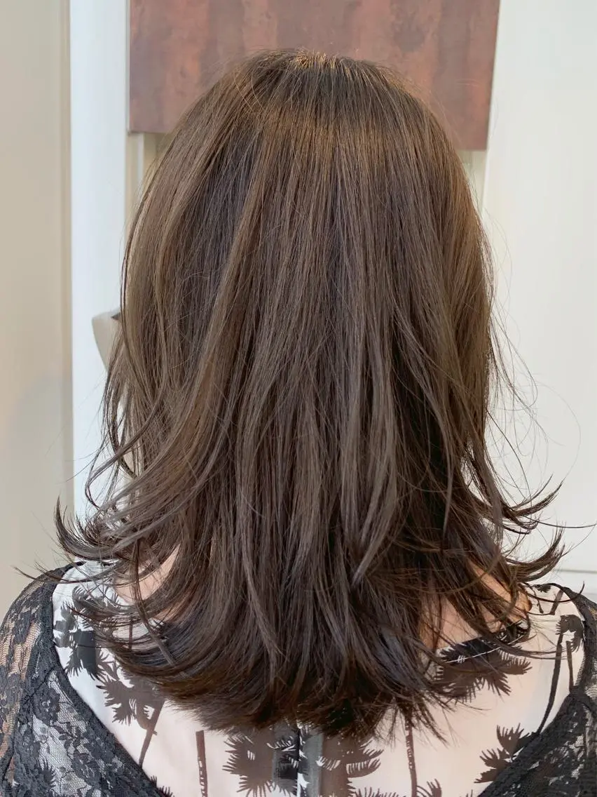 ミディアム カラー 伸ばしかけ 外ハネヘア WISTERIA P LUS1 ikumiのヘアスタイル