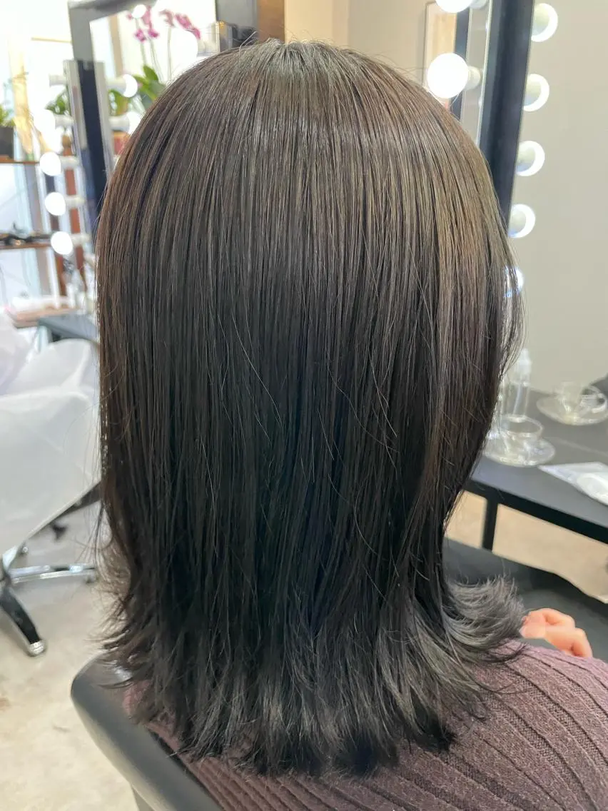 ミディアム カラー アッシュ ブルーカラー ブルージュ グレージュ 外ハネヘア カット ヘアカラー トリートメント ブリーチなし透明感 タケザワミキのヘアスタイル