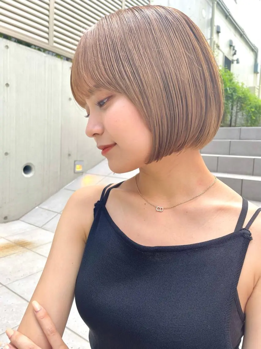 ショート カラー ベージュカラー ブリーチ ミルクティーベージュ ブリーチなしカラー ボブ レイヤー職人 横浜/似合わせ/秋山のヘアスタイル