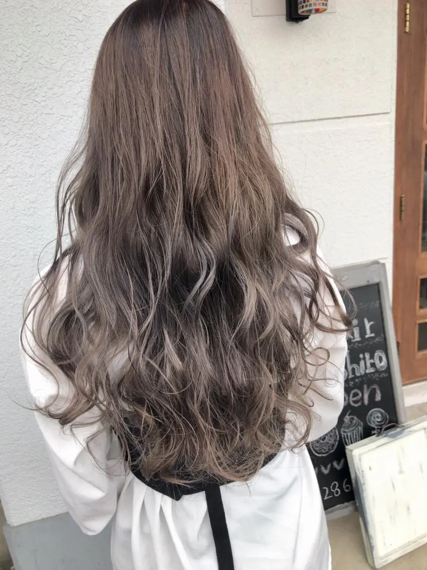 セミロング カラー バレイヤージュ グラデーションカラー ラベンダーカラー ラベンダーグレー レイヤーカット レイヤーカット匠 イソザキノリユキのヘアスタイル