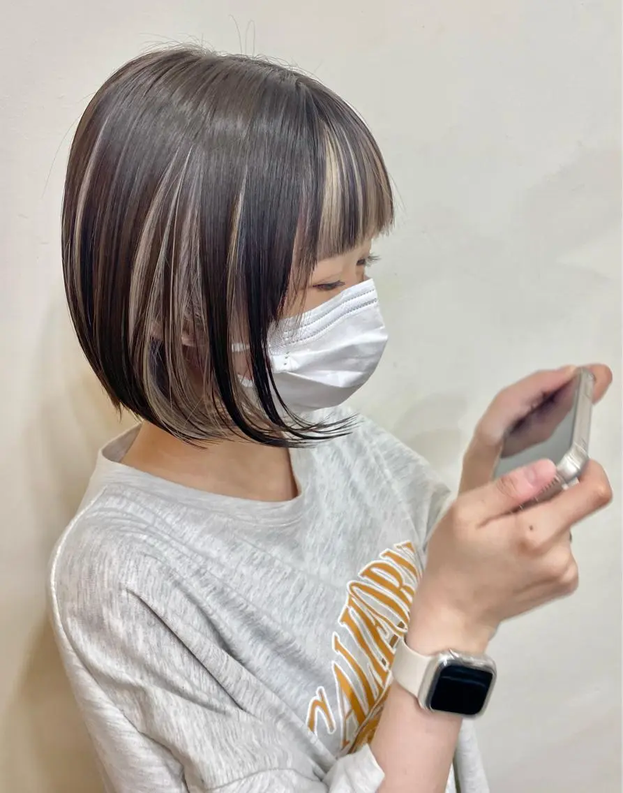 カラー インナーカラー シルバー ヘアカラー 麻生 菜々香のヘアスタイル
