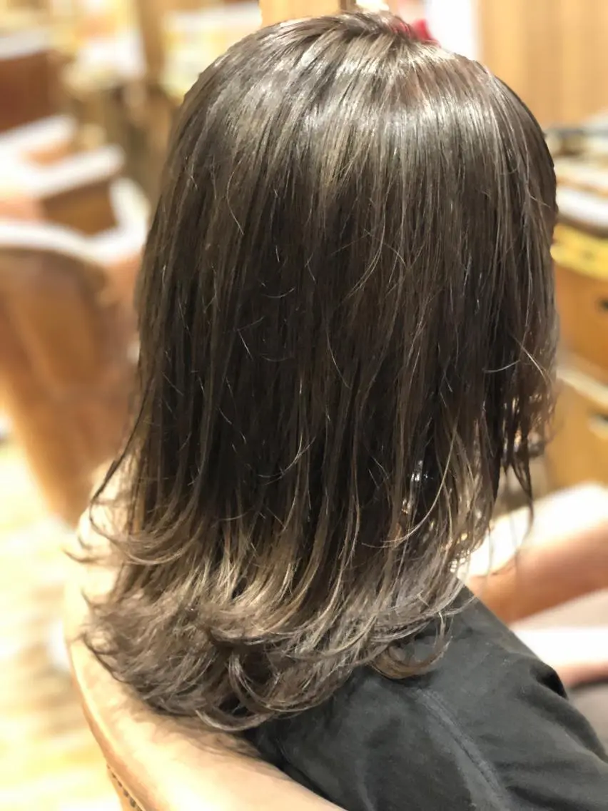 ミディアム カラー ダークグレー ダークグレージュ グレージュ THINK SHOP KANTAのヘアスタイル