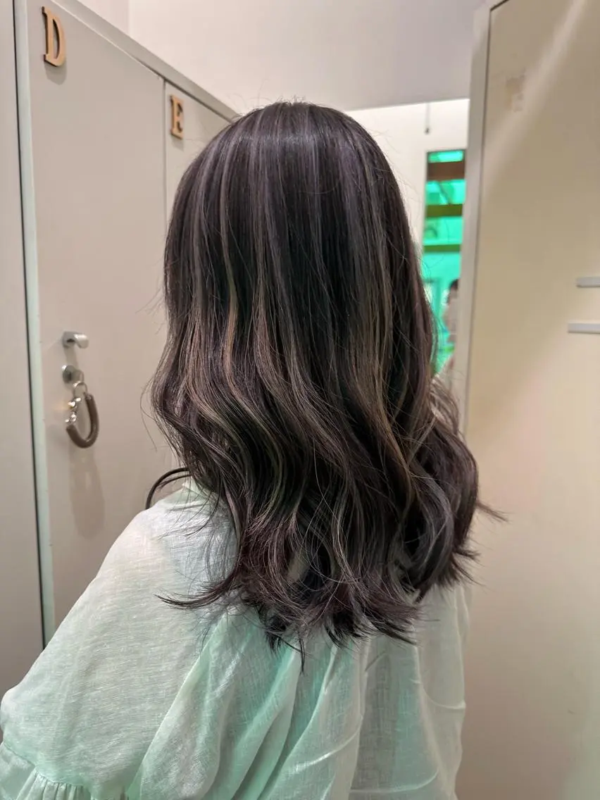 カラー ハイライトカラー ヘアカラー トリートメント エクステ/ハイトーン /レイヤーカットのヘアスタイル