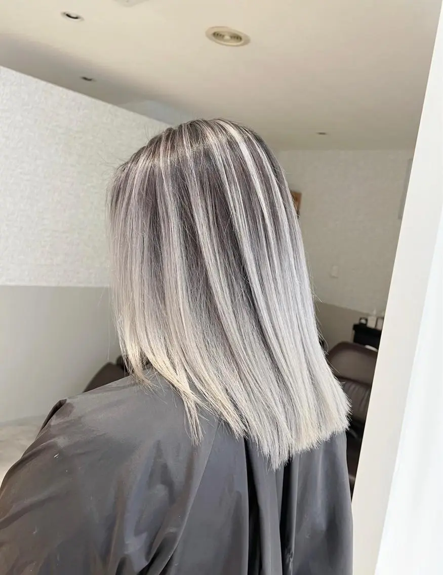 ミディアム カラー バレイヤージュ シルバー ホワイトシルバー レイヤーカット ヘアカラー トリートメント 指名数No.1 /NAOYAのヘアスタイル