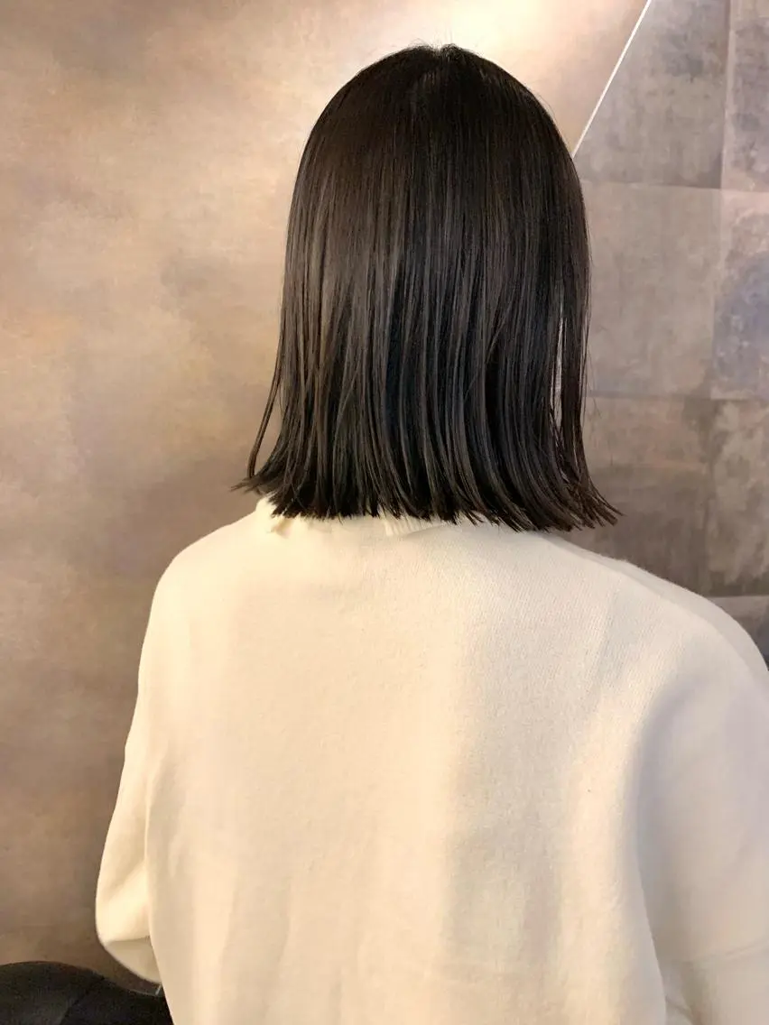 ミディアム カット SAKINO ベージュカラーのヘアスタイル