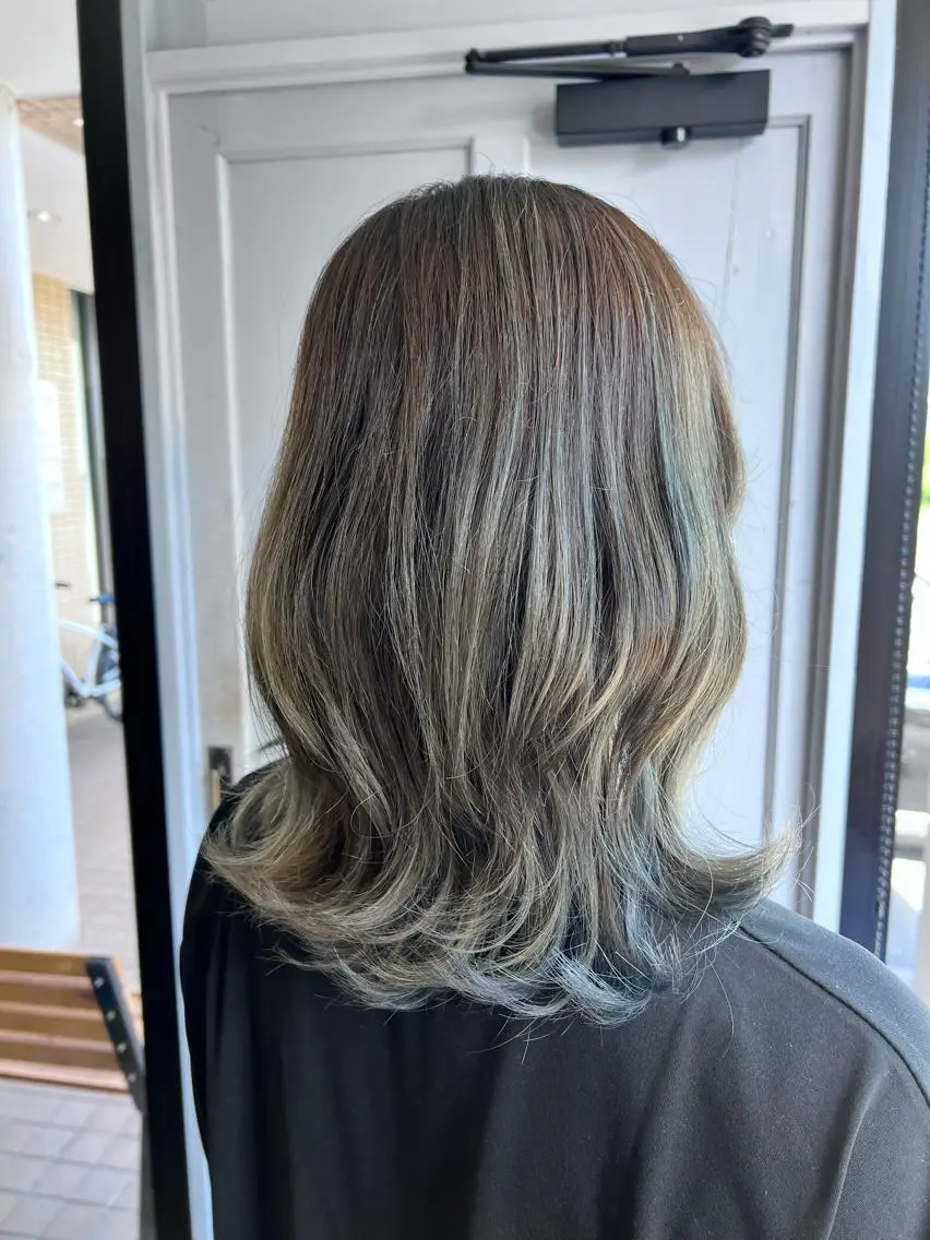 ロング カラー バレイヤージュ グレージュ オリーブグレージュ オリーブグレー レイヤーカット ヘアカラー トリートメント ツキダテ ユイのヘアスタイル