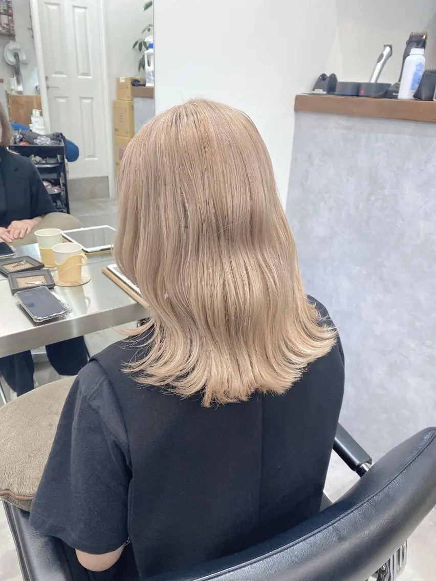 ロング カラー ベージュカラー ミルクティーベージュ ホワイトベージュ ヘアカラー トリートメント ブリーチ指名 NO1🌈SAKIのヘアスタイル