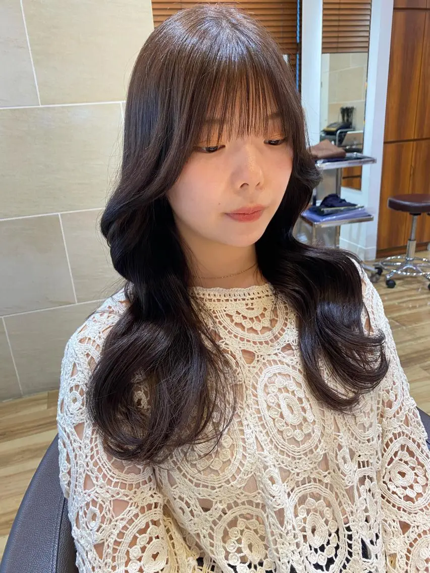 ロング カラー ブリーチ グレージュ ラベンダーカラー ラベンダーグレージュ ラベンダーグレー カット ヘアカラー トリートメント レイヤーカット /透明感/千葉怜寿のヘアスタイル