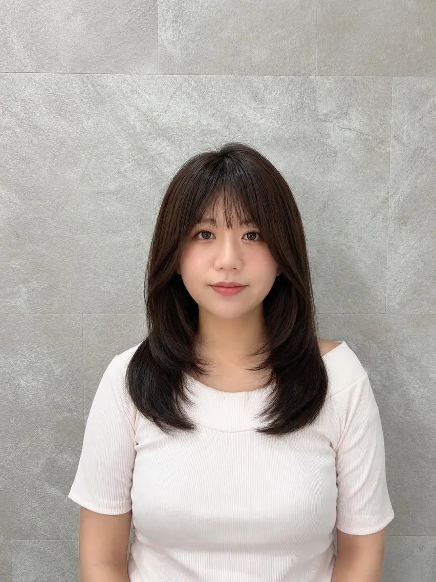 セミロング レイヤーカット 韓国ヘアケアブリーチ 莉奈のヘアスタイル