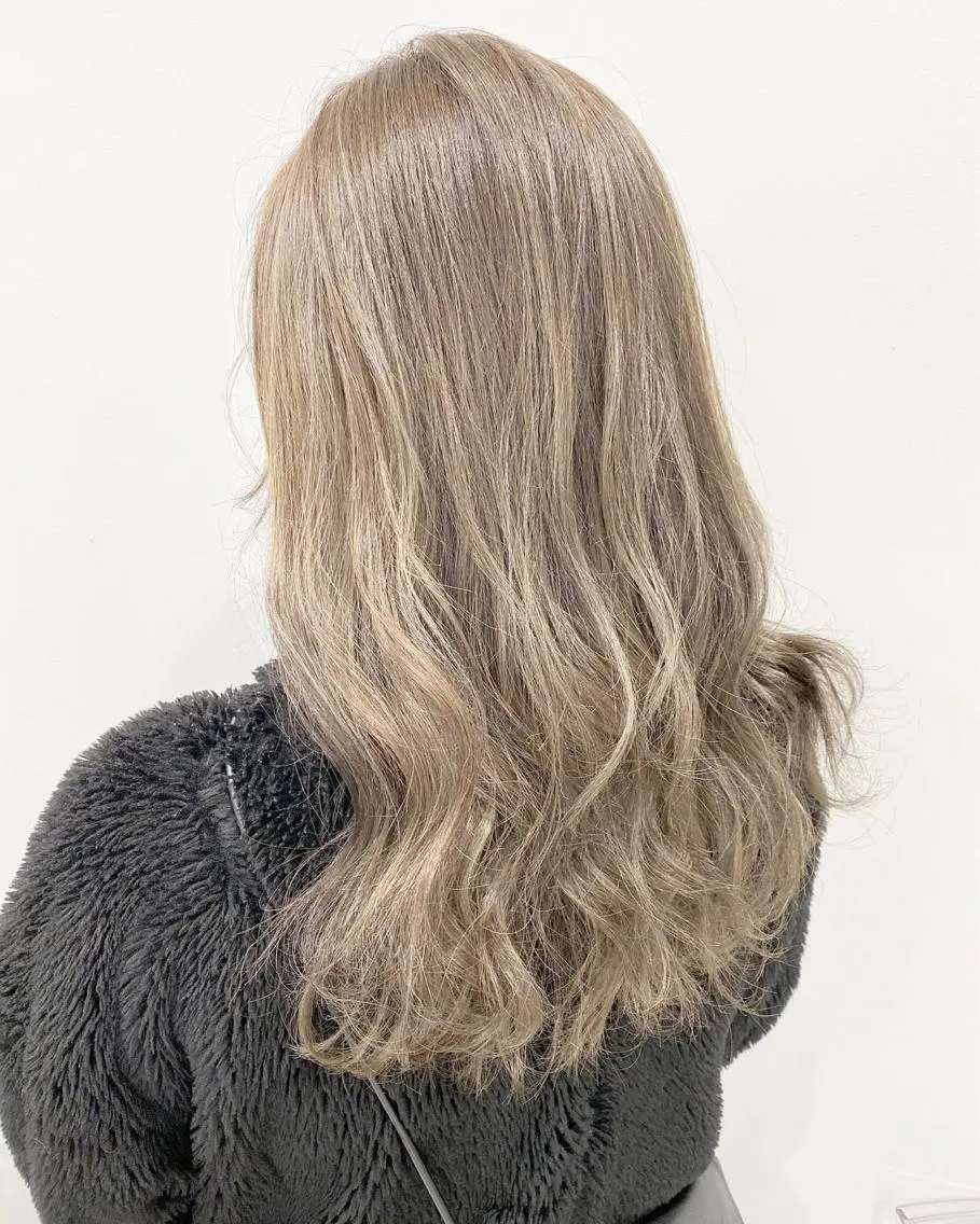 セミロング カラー ブリーチ 透明感カラー 大人っぽ韓国レディ レイヤー🤍渋谷のヘアスタイル