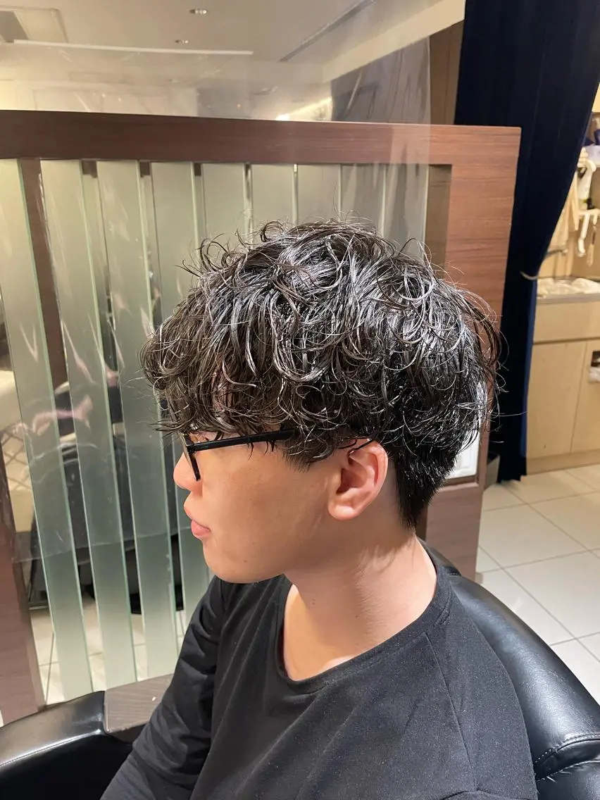 ショート パーマ メンズ マッシュ メンズパーマ スパイラルパーマ カット パーマ 岡崎 隆晟のヘアスタイル